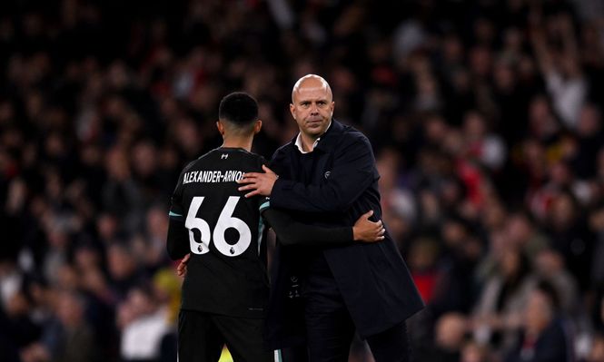 Arne Slot y Alexander-Arnold.