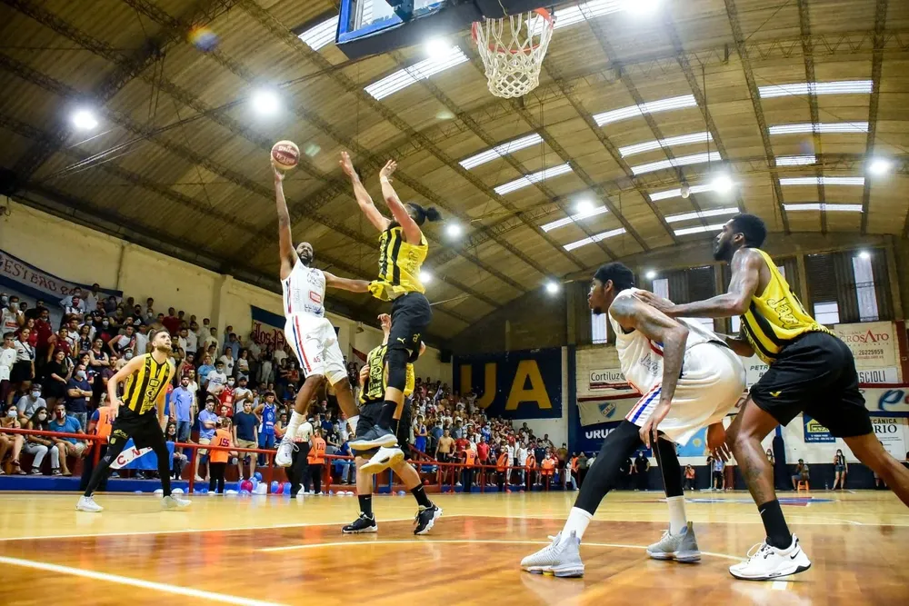 Clásico de básquetbol entre Nacional y Peñarol disputado el pasado 21 de enero, también en la cancha de Unión Atlética