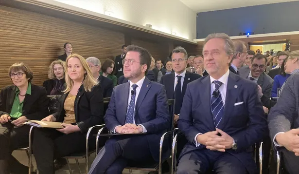 La consellera de Economía y Hacienda, Natàlia Mas; el presidente de la Generalitat, Pere Aragonès, y el decano del Col·legi dEconomistes de Catalunya, Carlos Puig de Travy.