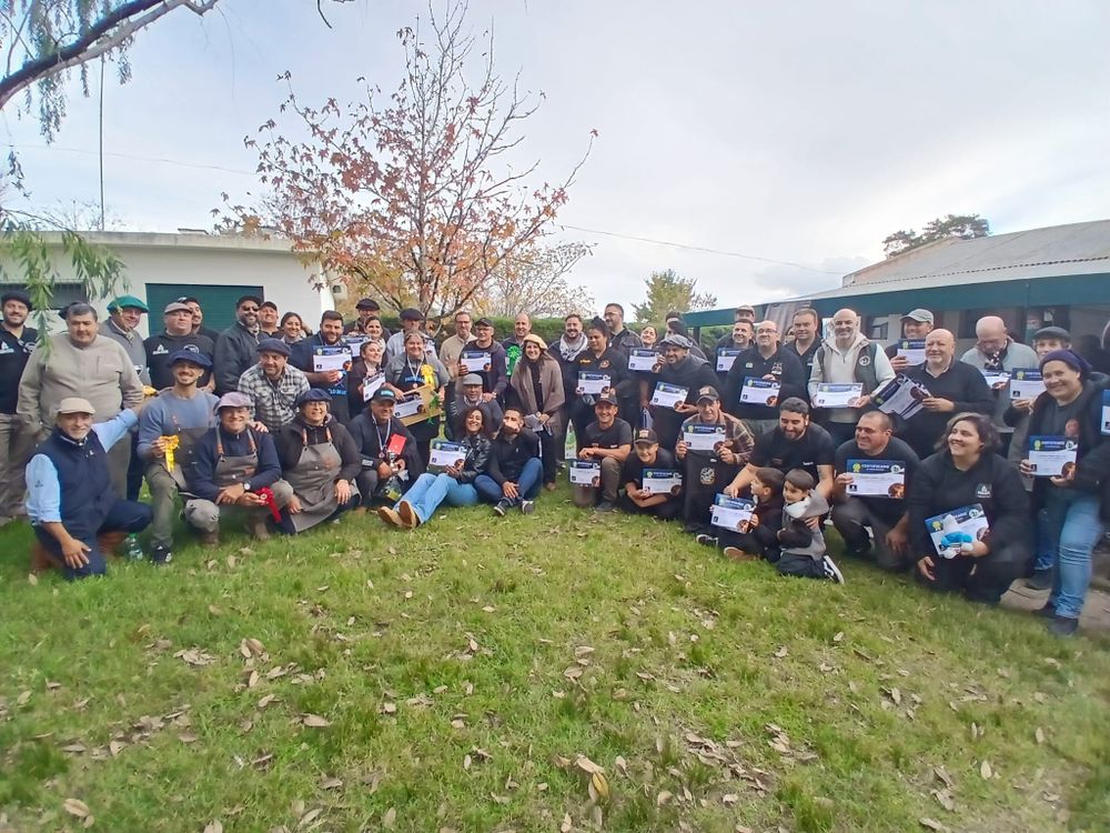 La foto de todos los participantes en instalaciones de la Asociación Rural de Florida. La foto de todos los participantes en instalaciones de la Asociación Rural de Florida.