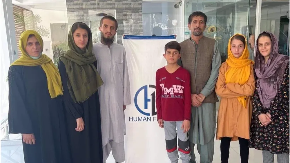 Aman Khalili (3o desde la derecha) y su familia.