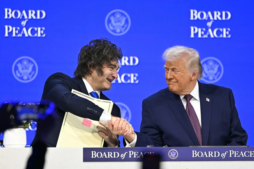 Javier Milei y Donald Trump presentan la carta fundacional del “Consejo de la Paz” en el Foro Económico Mundial 2026 en Davos.