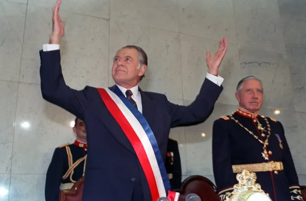 Aylwin en 1990 recibiendo la banda presidencial tras la salida de Pinochet. AFP