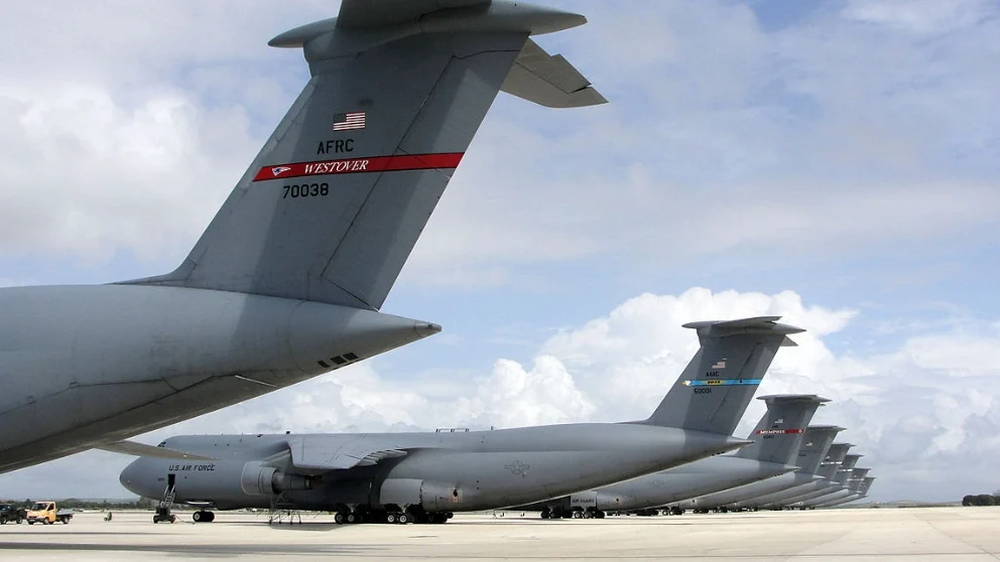 Aviones de la Fuerza Aérea estadounidense llegan a las bases españolas de Rota y Morón.