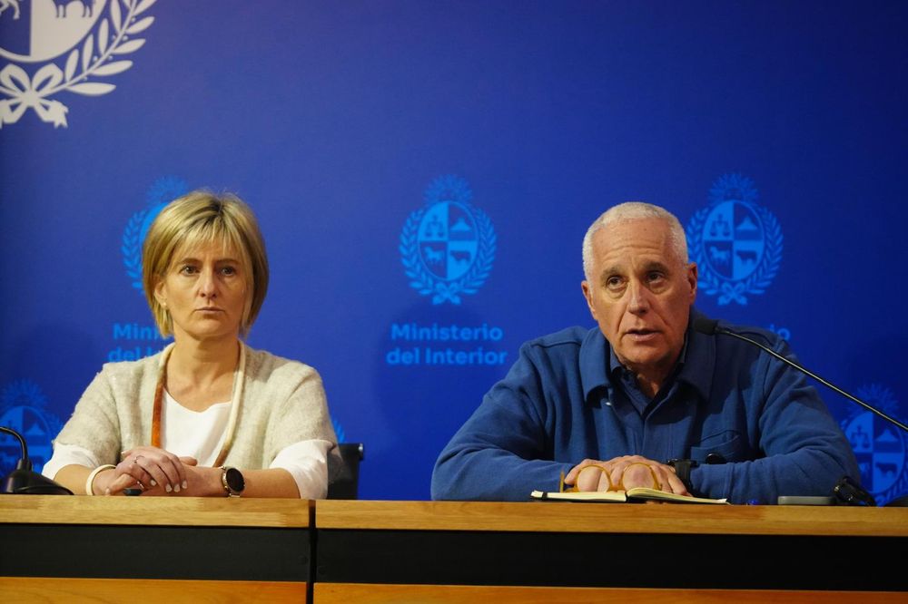 La subsecretaria del Ministerio del Interior, Gabriela Valverde, y el ministro Carlos Negro durante una conferencia de prensa el domingo 28 de setiembre de 2025 por el atentado contra la fiscal de Corte Mónica Ferrero