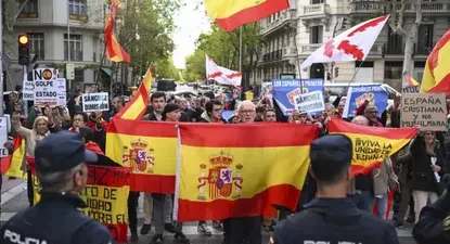 Partidarios de Pedro Sánchez que se acercaron a la sede del PSOE en Madrid.