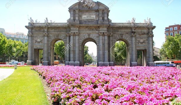 Flores en la Puerta de Alcalá