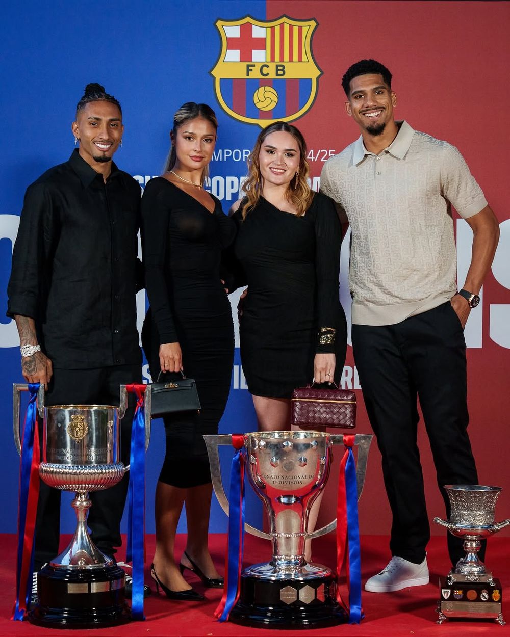 Ronald Araujo y su pareja Abigail Olivera junto a Raphinha y su pareja Ronald Araujo y su pareja Abigail Olivera junto a Raphinha y su pareja
