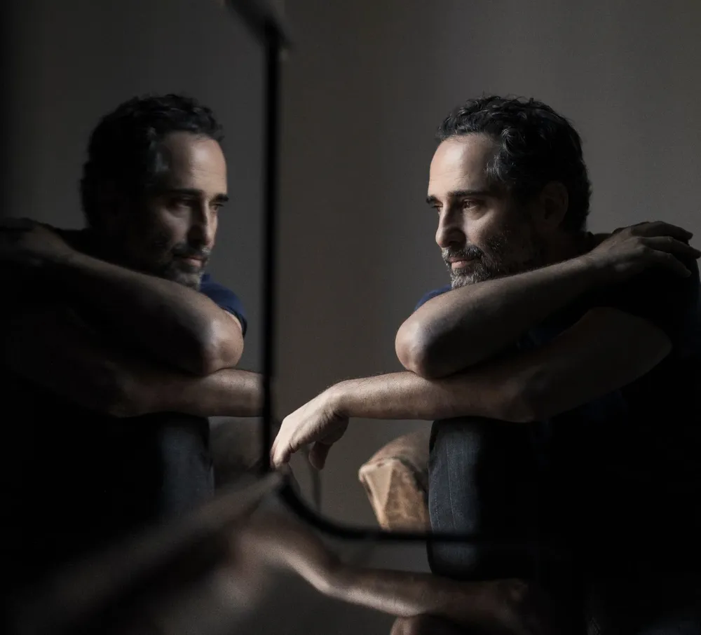 El músico enfrenta acciones legales por el uso de una fotografía en la que aparece junto a Joaquín Sabina