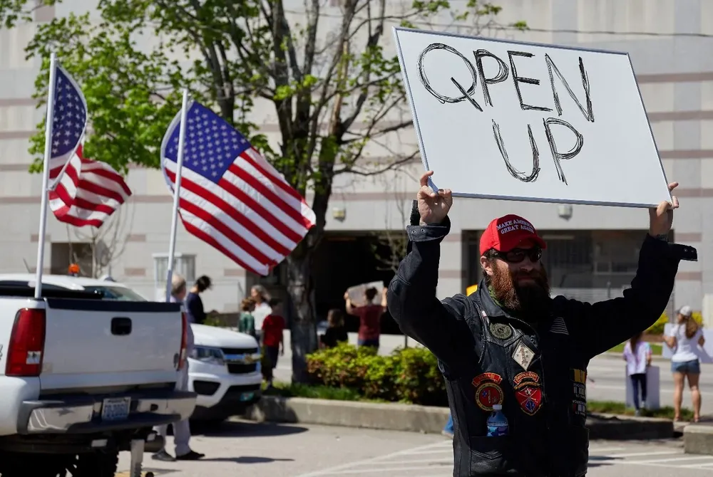 Un manifestante de la organización REOPEN NC protesta por el confinamiento por coronavirus de Carolina del Norte, en Estados Unidos