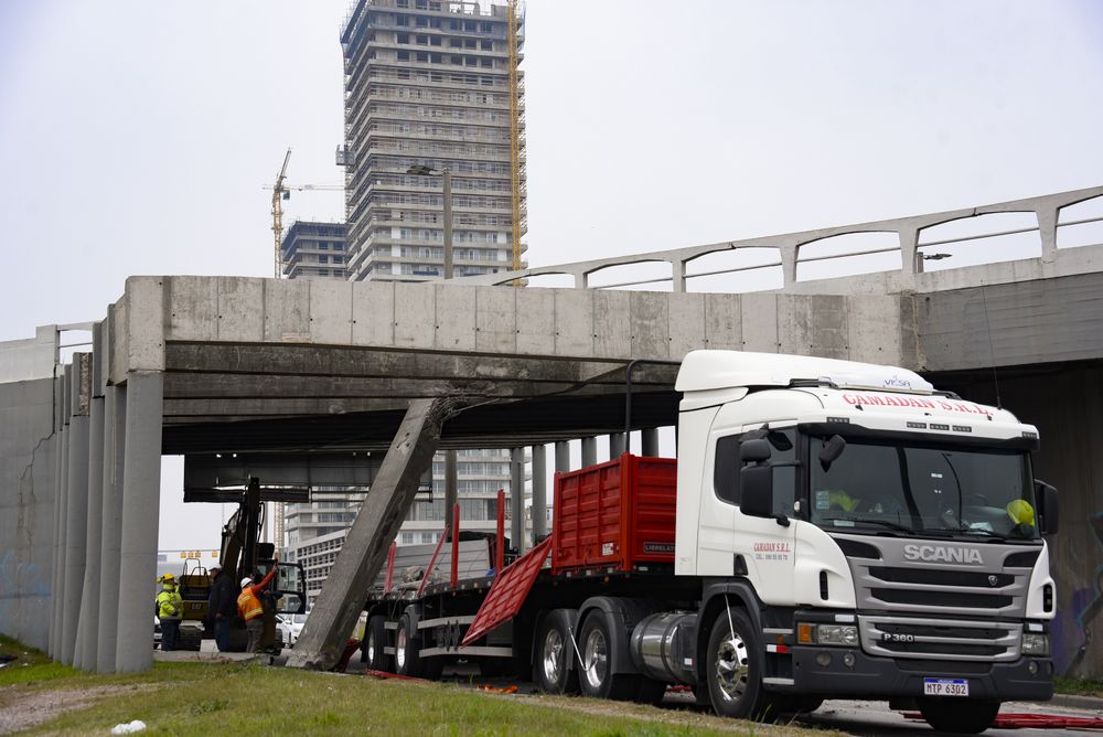 20250716 Accidente en los accesos a Montevideo, un camion choco contra el puente de Bvar. Artigas.