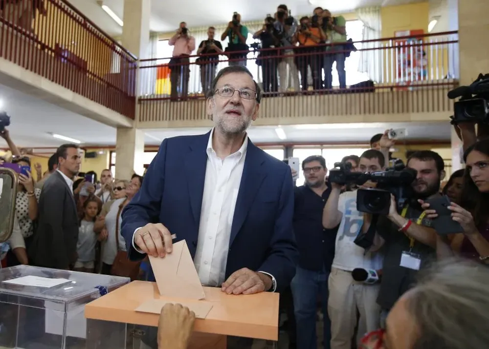 El presidente del Gobierno en funciones y candidato del Partido Popular para la reelección, Mariano Rajoy, deposita su voto