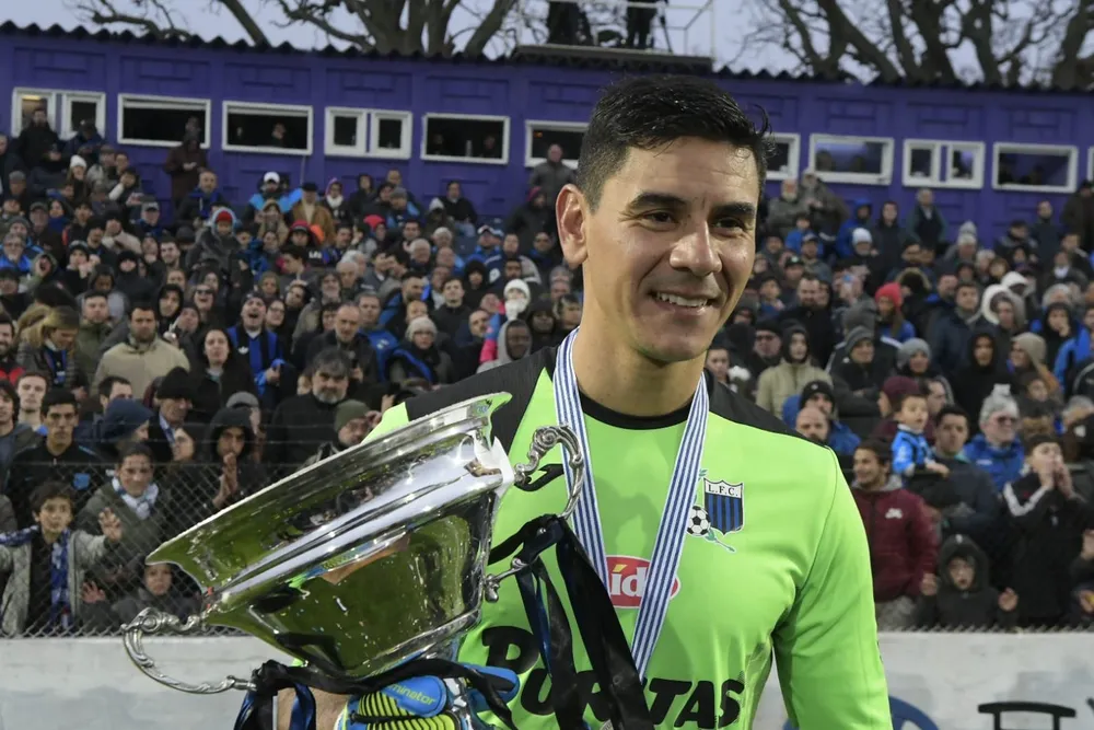 &Oacute;scar Ustari con la copa del Torneo Intermedio 2019 ganada con Liverpool