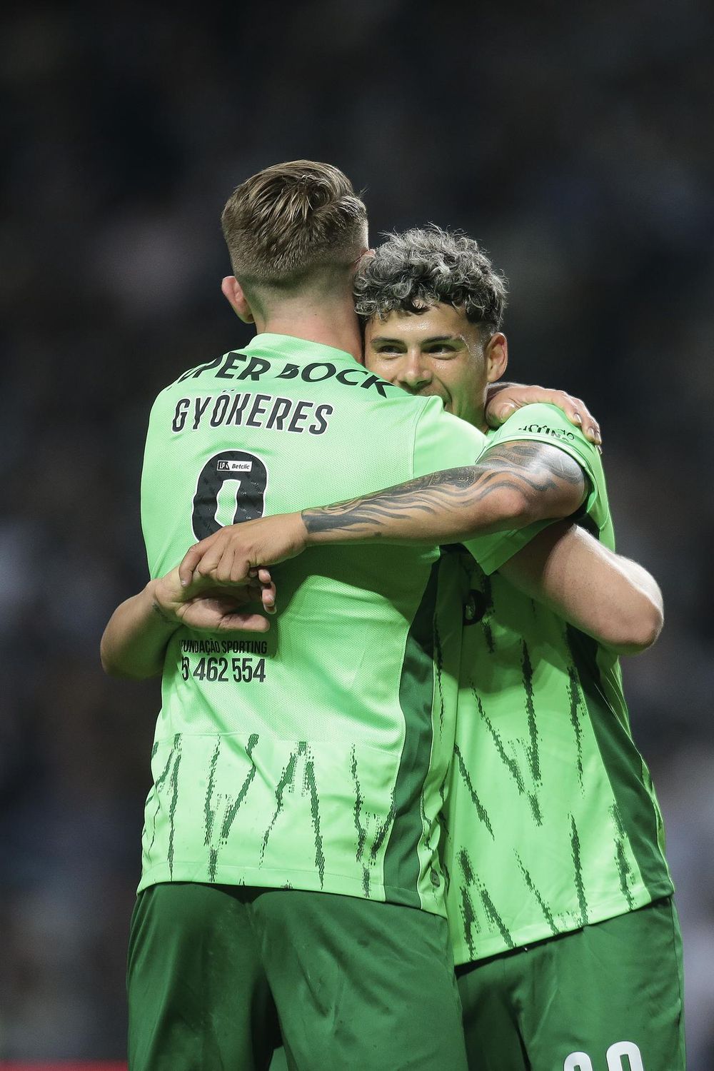 Maxi Araújo celebra su gol con Gyokeres 