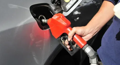 Despacho de nafta en estación de servicio