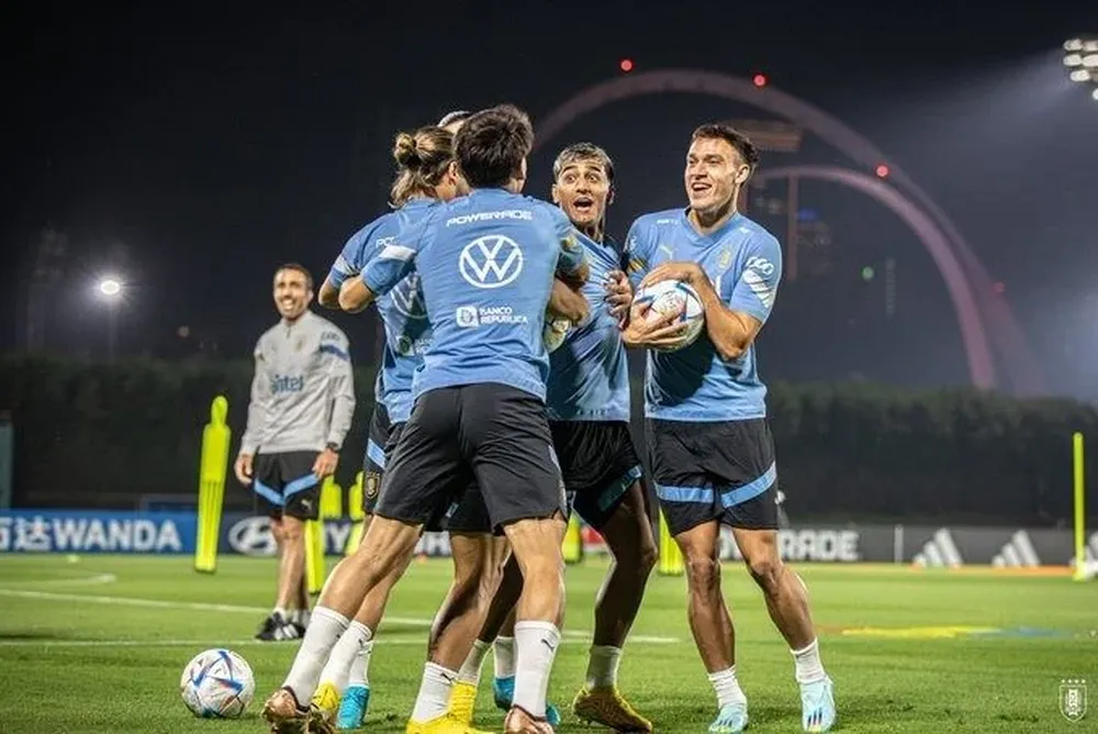 Facundo Torres y Manuel Ugarte disfrutan con sus compañeros en la práctica de la selección uruguaya en Doha de este domingo
