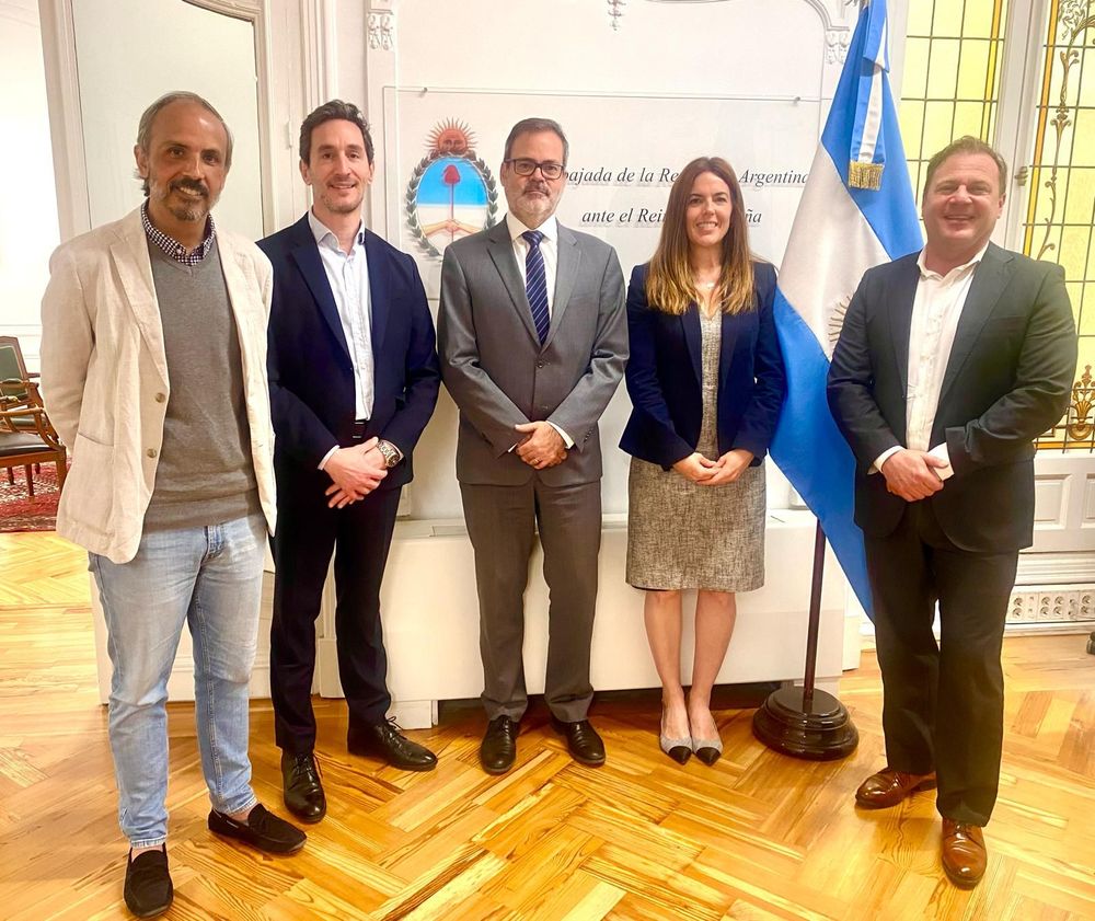 Directivos de ASAEDE junto al embajador argentino en España, Roberto Bosch, y la encaragada de la sección económica y comercial, María Paula Mac Loughlin.&nbsp;