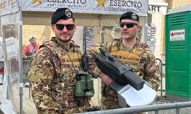 Dos efectivos de seguridad custodian el Vaticano con rifles antidron, en el marco del dispositivo de seguridad por el funeral del papa Francisco.&nbsp;