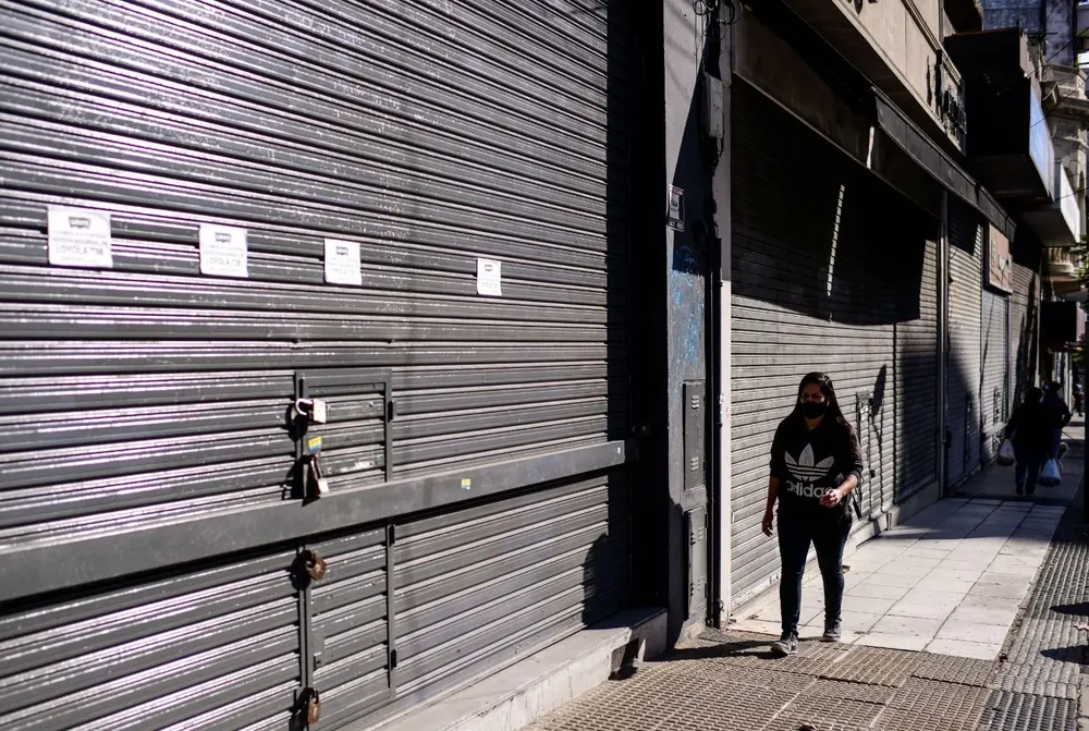 Una mujer camina por las calles de Buenos Aires