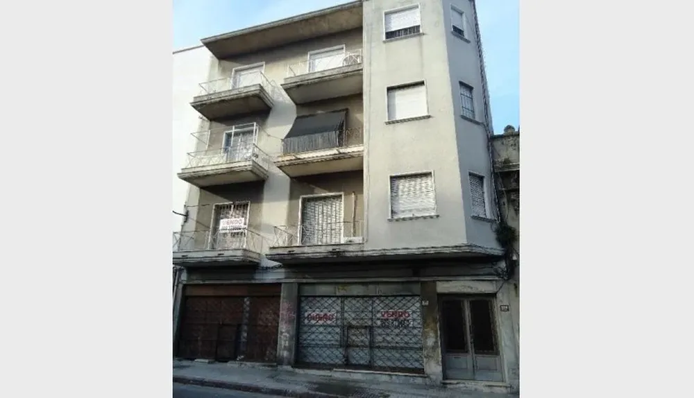 Fachada del edificio donde se ubica el apartamento a rematar