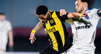 Stiven Muhlethaler de Peñarol ante Nicolás Cabral de Liverpool por Copa AUF Uruguay