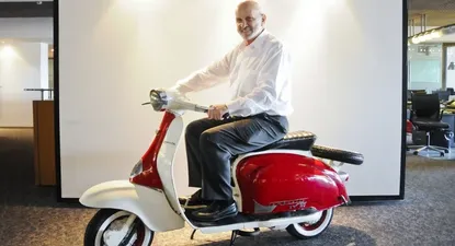 Elbio Acuña sobre su Lambretta