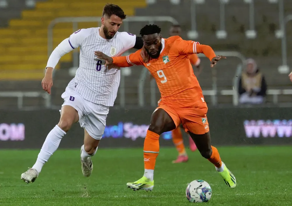 Rodrigo Bentancur marca a Franck Kessie de Costa de Marfil