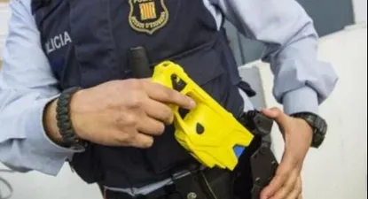 Un agente de seguridad portando una pistola taser