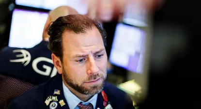 Wall Street cerró la semana con fuerte baja por temor a nueva variante del covid-19.