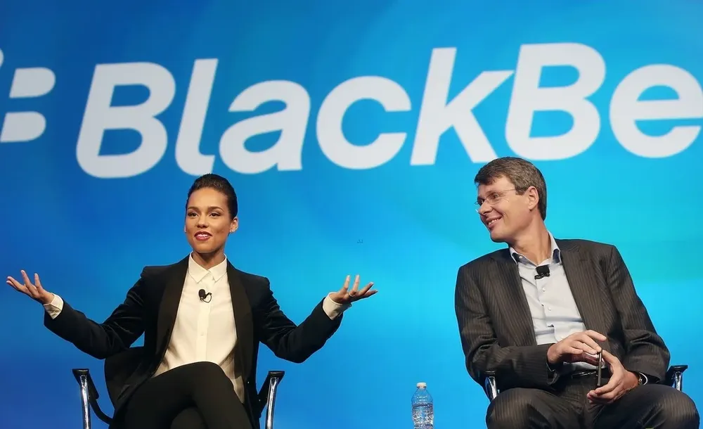 Dos empleados de Blackberry recientemente despedidos: Alicia Keys, ex directora creativa, y Thorsten Heins, ex CEO