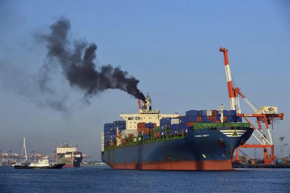 Carguero en el puerto de Yokohama, Japón