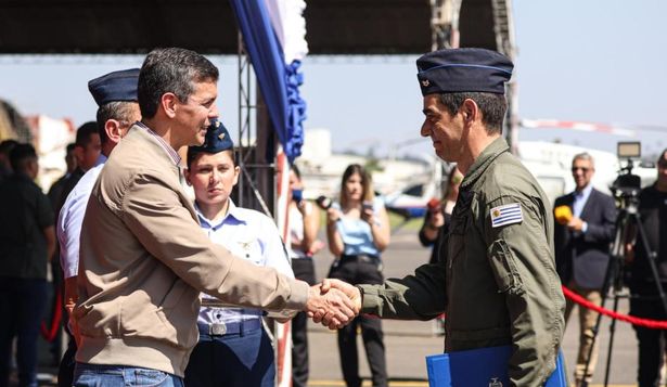 El presidente de Paraguay, Santiago Peña, entrega una distinción a uno de los tripulantes del Hércules