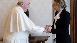 La vicepresidenta segunda del Gobierno y Ministra de Trabajo y Economía Social, Yolanda Díaz (d) y el papa Francisco (i), durante un encuentro en la Biblioteca Apostólica del Vaticano, a 11 de diciembre de 2021.