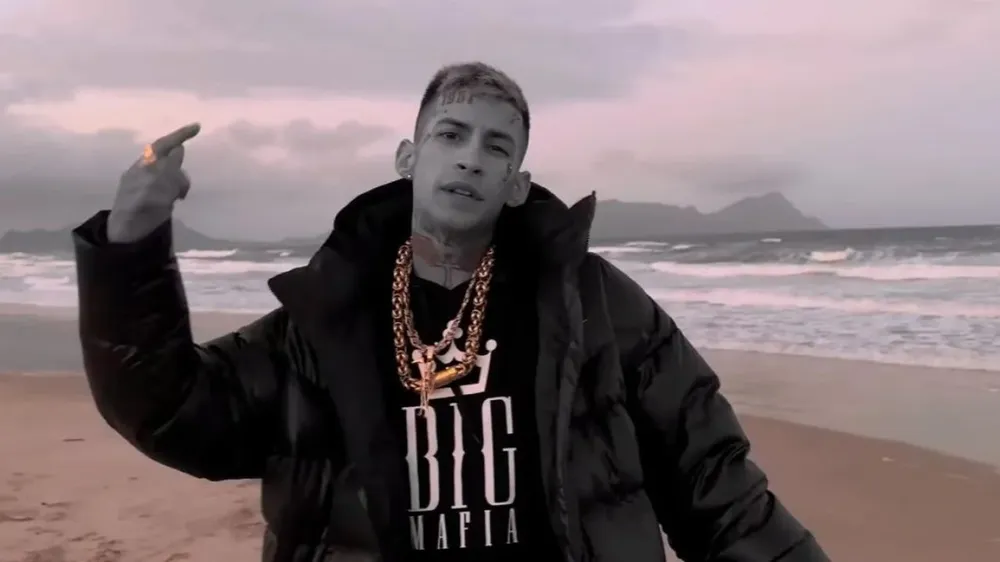 L-Gante y varios anuncios