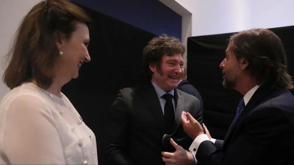 El presidente uruguayo Luis Lacalle Pou junto al presidente argentino Javier Milei y su canciller Diana Mondino