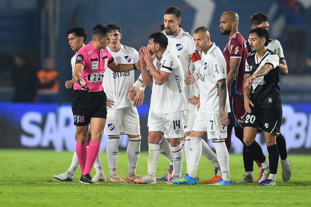Nicolás Lodeiro protesta a Mathías de Armas su expulsión contra Danubio junto a varios jugadores de Nacional
