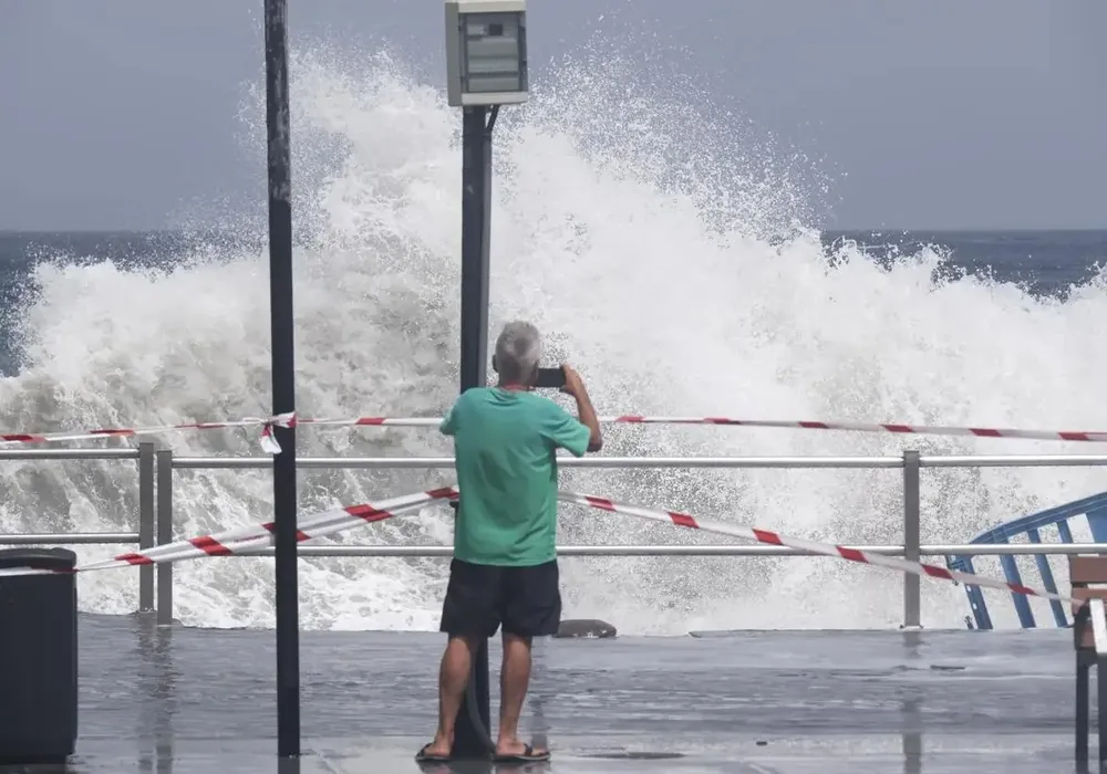 Una persona toma una fotografía del oleaje en Canarias