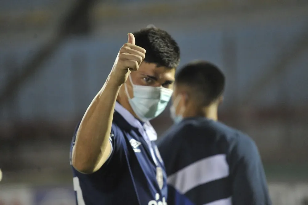 Centurión vuelve a atajar en el arco de Nacional