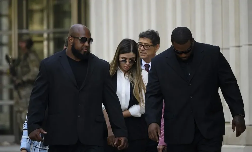 Emma Coronel Aispuro, esposa del Chapo Guzmán, camina por fuera de la Corte Federal de Brooklyn luego de que su marido fuera arrestado