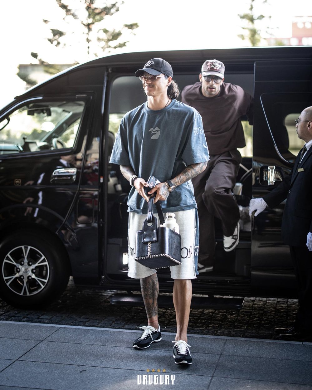 Darwin Núñez y Rodrigo Zalazar en la llegada a Japón para sumarse a la selección uruguaya