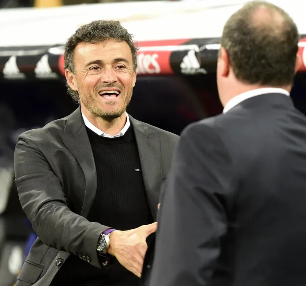 Luis Enrique saludando a su colega, Rafa Benítez