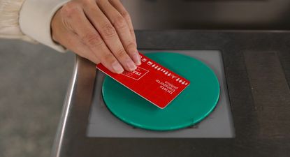 Una persona pasa su tarjeta de transporte en Madrid. EUROPA PRESS