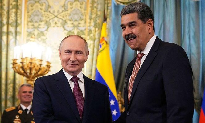 El presidente de Rusia, Vladimir Putin, junto al presidente de Venezuela, Nicolás Maduro, en el Kremlin, Moscú, el 7 de mayo de 2025.