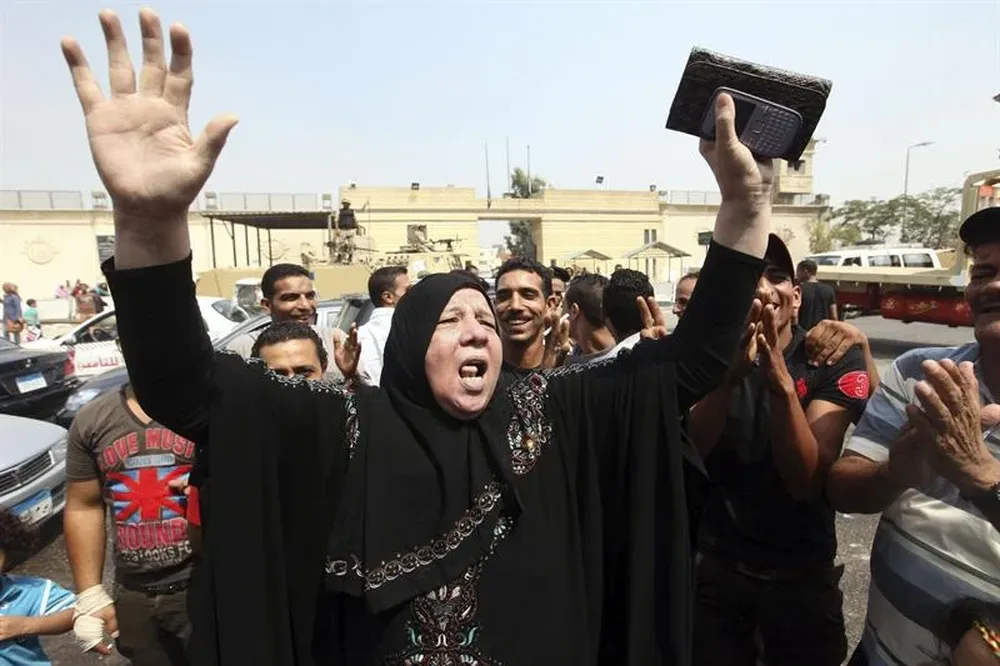 Una simpatizante del expresidente Hosni Mubarak celebra su puesta en libertad en El Cairo