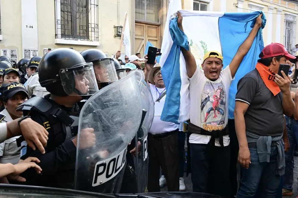 Para llevar tranquilidad a la gente que espera frente al Congreso, Arévalo tuiteó que “está todo listo para que Karin Herrera y yo seamos presidente y vicepresidenta”