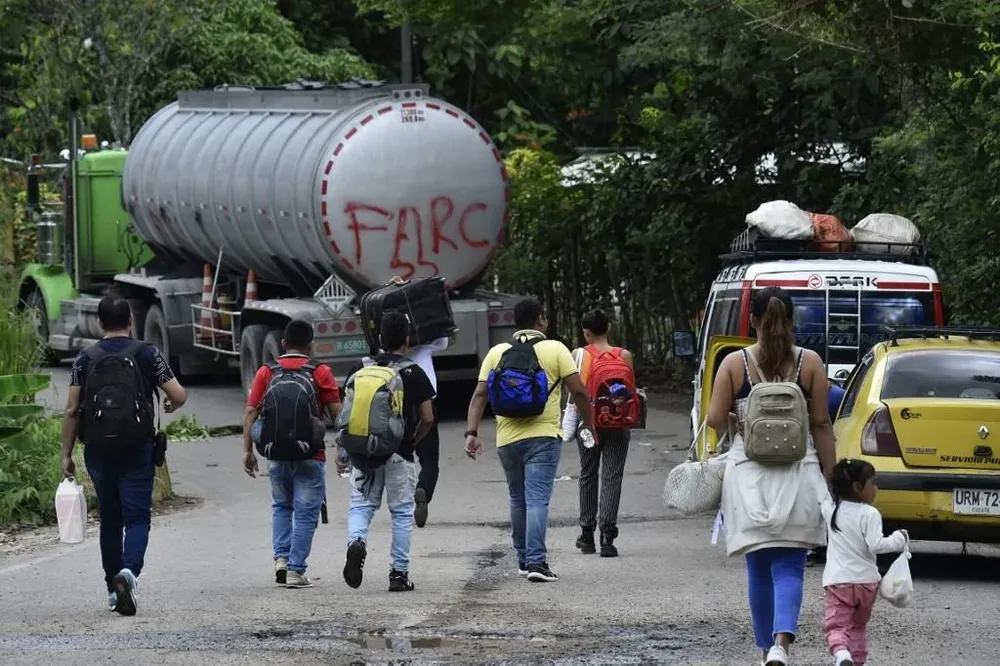 Pintada de las FARC disidentes en un camión tanque durante un bloqueo de ruta en un municipio colombiano
