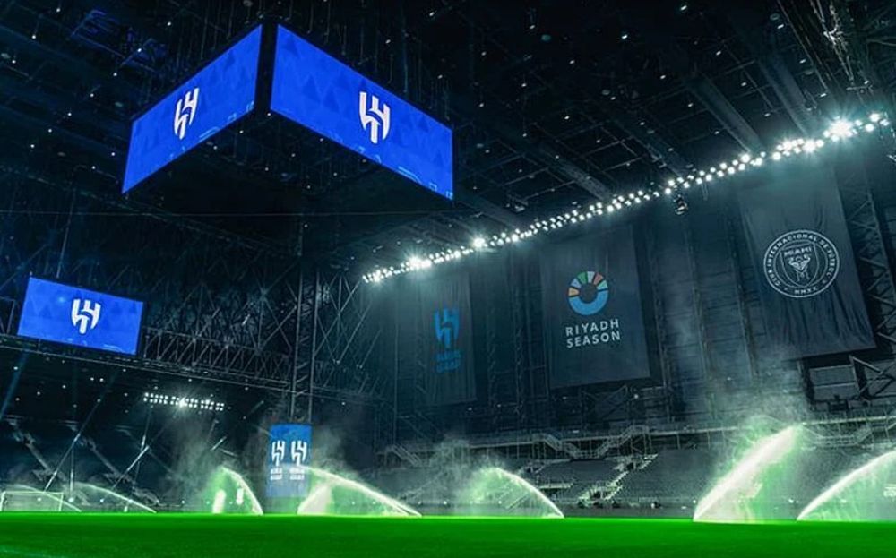 El Estadio Kingdom Arena de Al-Hilal de Arabia Saudita con techo y todo, en todo su esplendor El Estadio Kingdom Arena de Al-Hilal de Arabia Saudita con techo y todo, en todo su esplendor