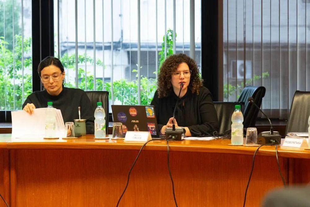 A la derecha, la diputada del Frente Amplio Martina Casás