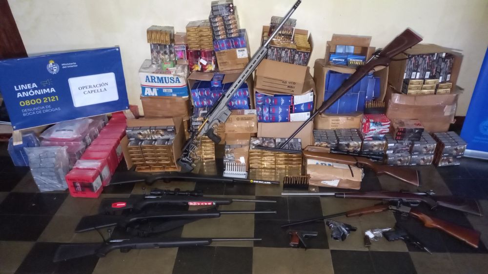 Rifles y proyectiles incautados en el operativo
