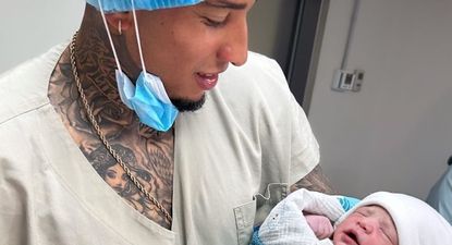 Juan Izquierdo y su bebé recién nacido